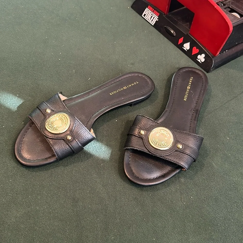 NEW‎ Tommy Hilfiger Black Sandals W Gold Logo Size 6:5